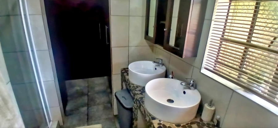 5 Bedroom Property for Sale in Langenhovenpark Free State